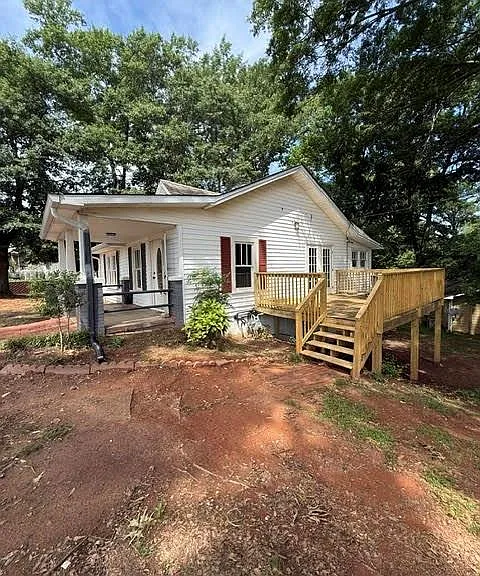 920 Cardinal Dr — Photo 2