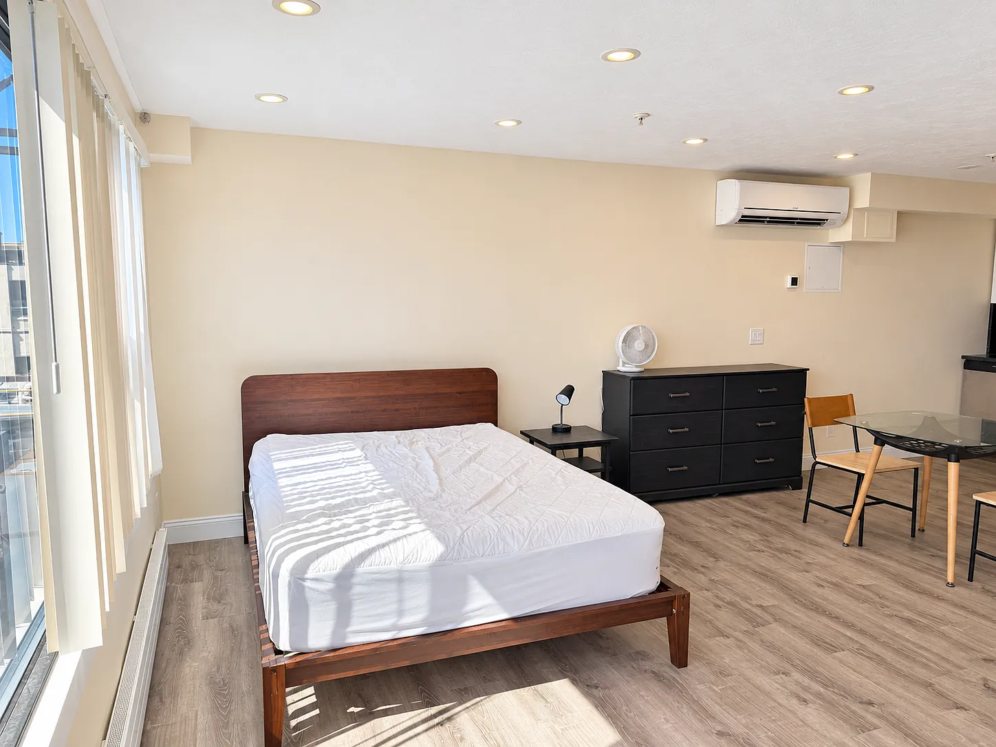 Studio, 400 sqft, $2,700 — Photo 2