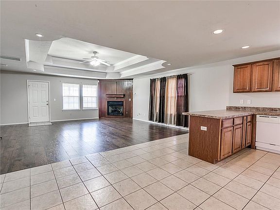 5th image of 513 SE 26th St