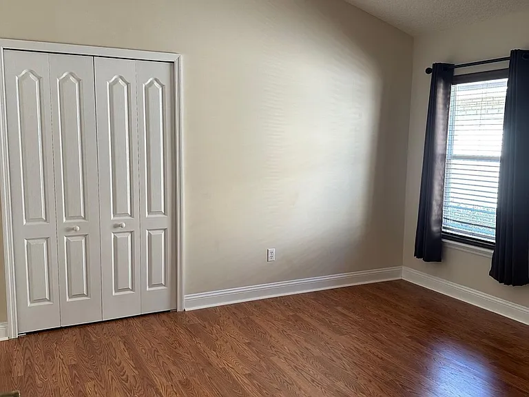 1439 Barrington Cir — Photo 17