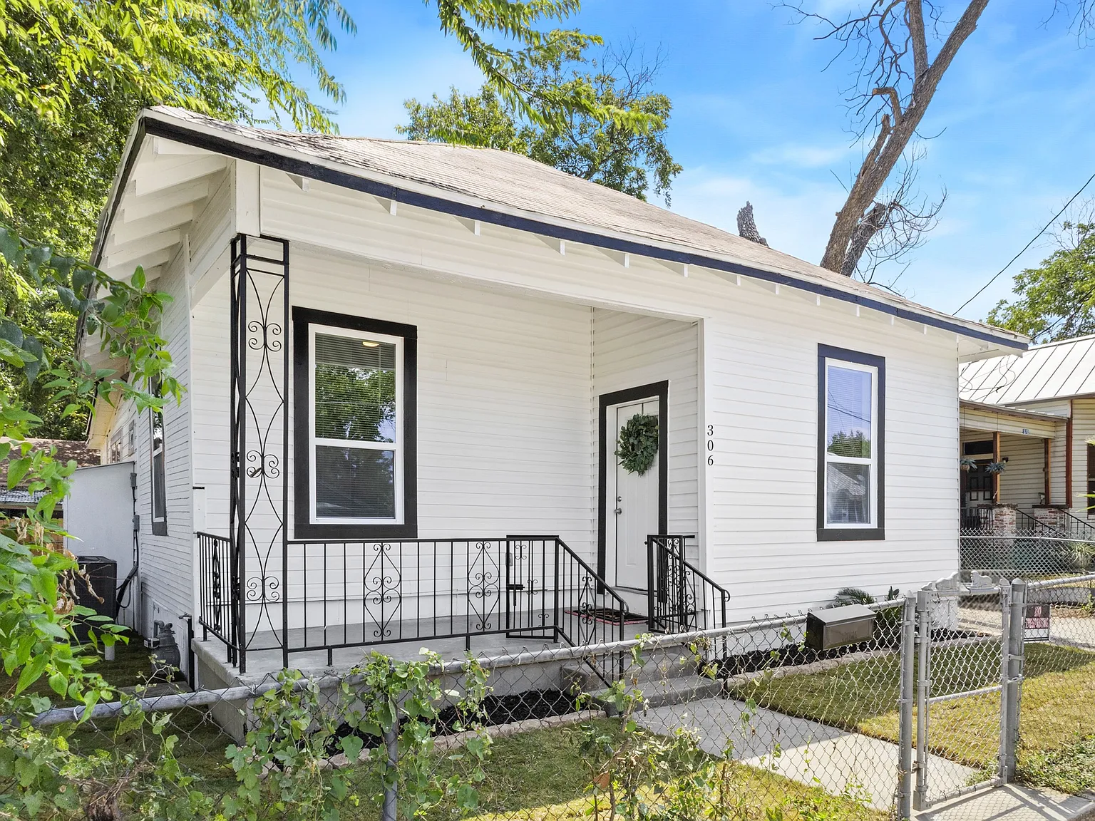 3 bed, 980 sqft, $1,695 — Photo 1