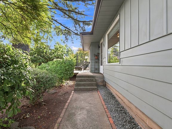 3rd image of 1908 SW Miles St