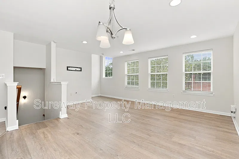 3 bed, 2.5 bath, 1806 sqft, $2,700 — Photo 4