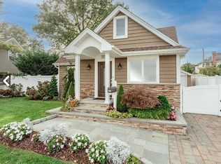 357 Gloria Pl, Franklin Square, NY 11010