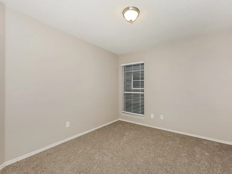 2844 Claremont Dr — Photo 12