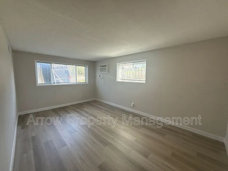 5725 S 34th St — Photo 5
