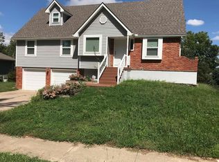 1105 NW Oak Ridge Dr, Blue Springs, MO 64015