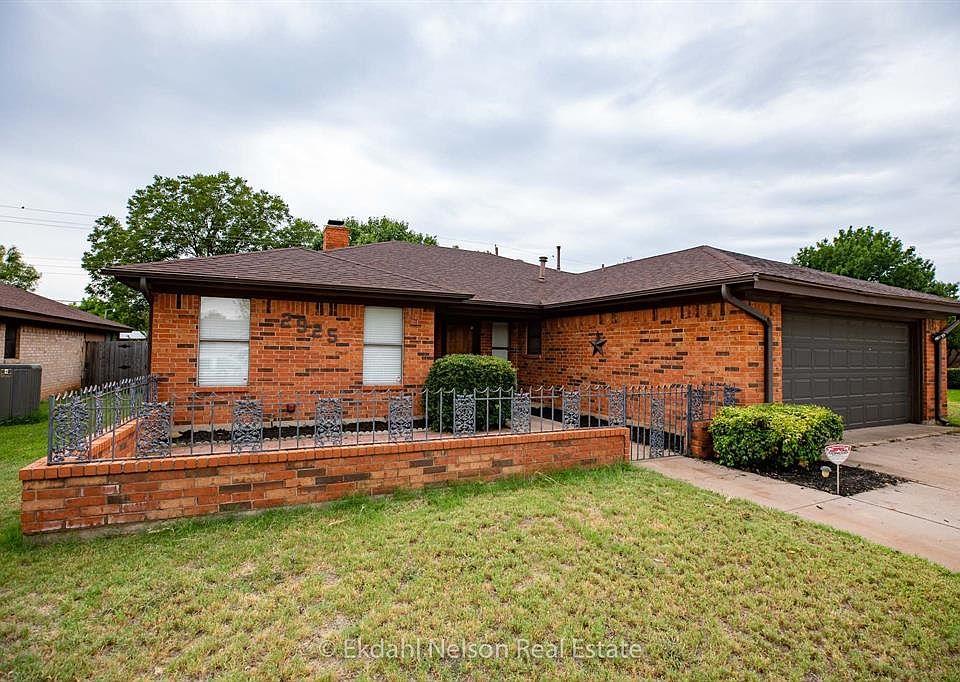 1st image of 2925 Red Oak Cir