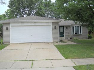 302 Aqua Ct, Vernon Hills, IL