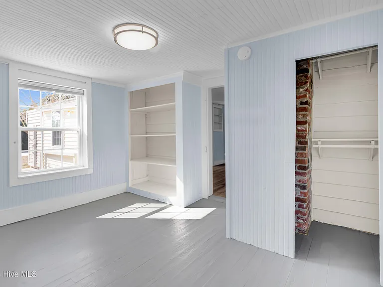 2107 Bay St — Photo 10