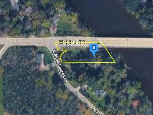 12750 N Shoreland Pkwy, Mequon, WI 53092