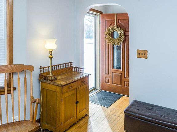 3rd image of 608 6th Ave S