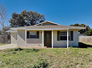 465 Oak Dr, Tavares, FL 32778