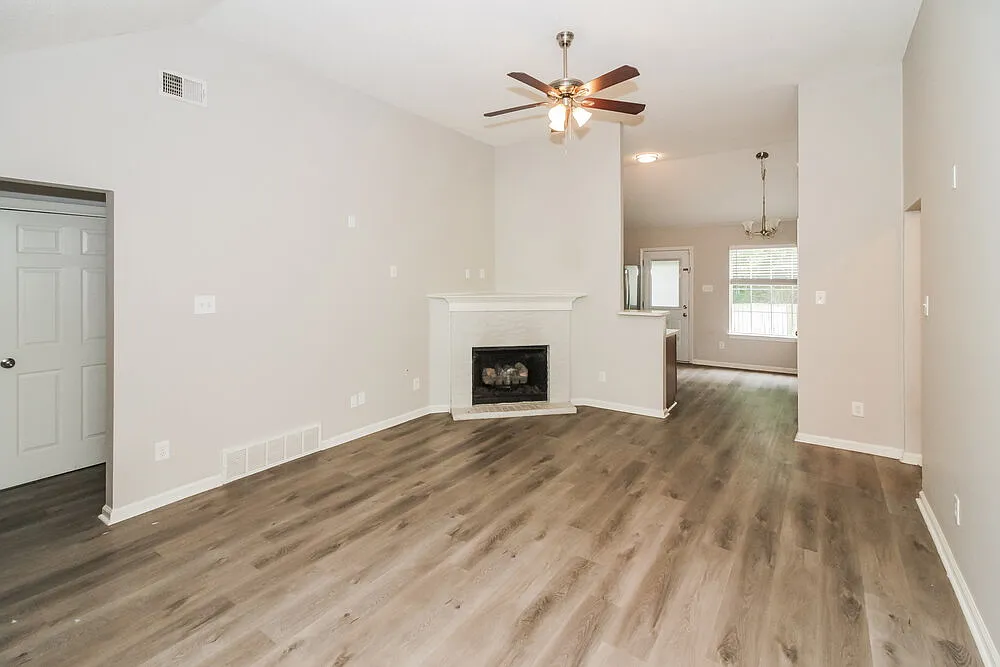 3 bed, 2.0 bath, 1297 sqft, $2,450 — Photo 4