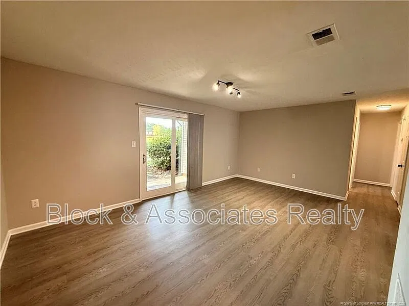 2 bed, 2.0 bath, 1050 sqft, $1,095 — Photo 2