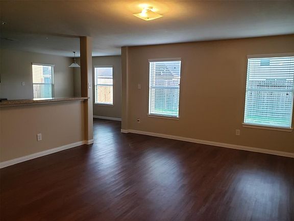 3rd image of 835 Darbydale Crossing Ln