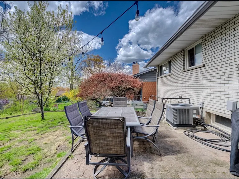 209 Willowdale Ave — Photo 12