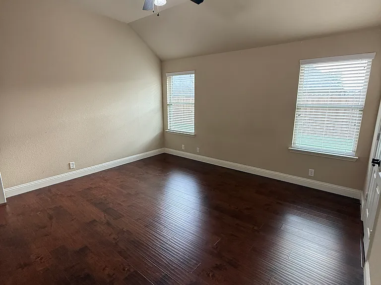 4303 Oak Bluff Dr — Photo 8