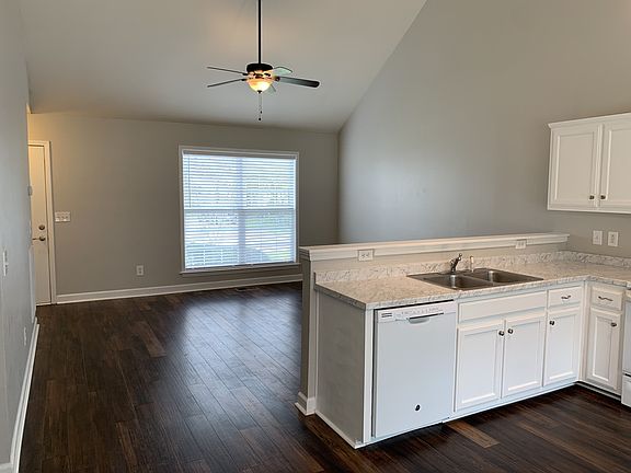 4th image of 1109 Summerville Cir