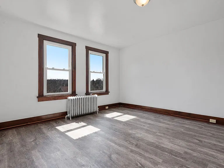 326 Anthony St — Photo 15