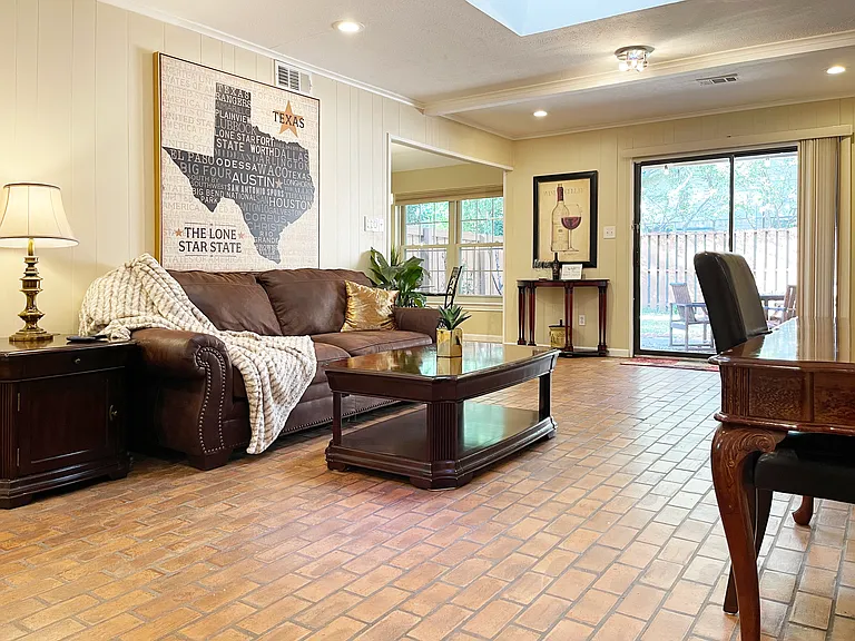 1126 Melrose Dr — Photo 22