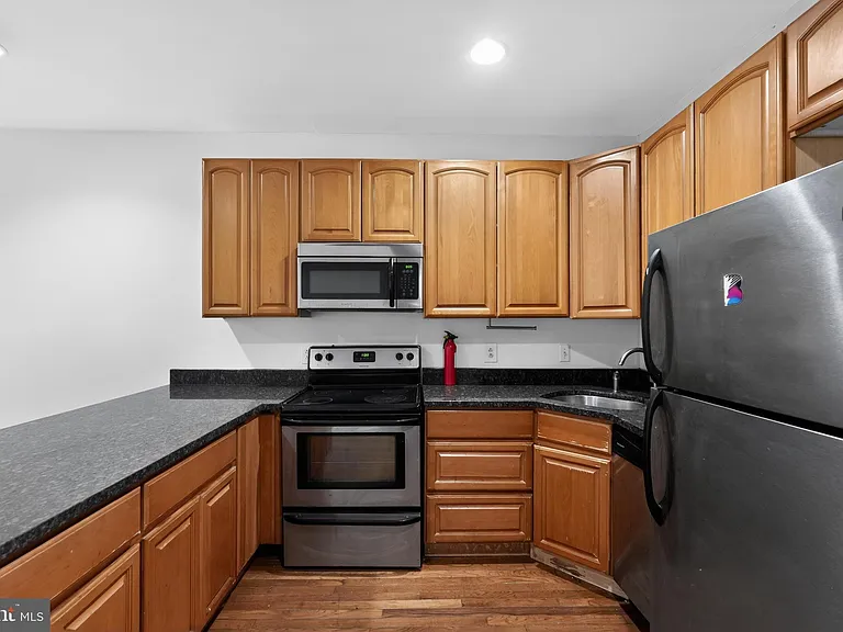 1729 W Master St #B — Photo 6