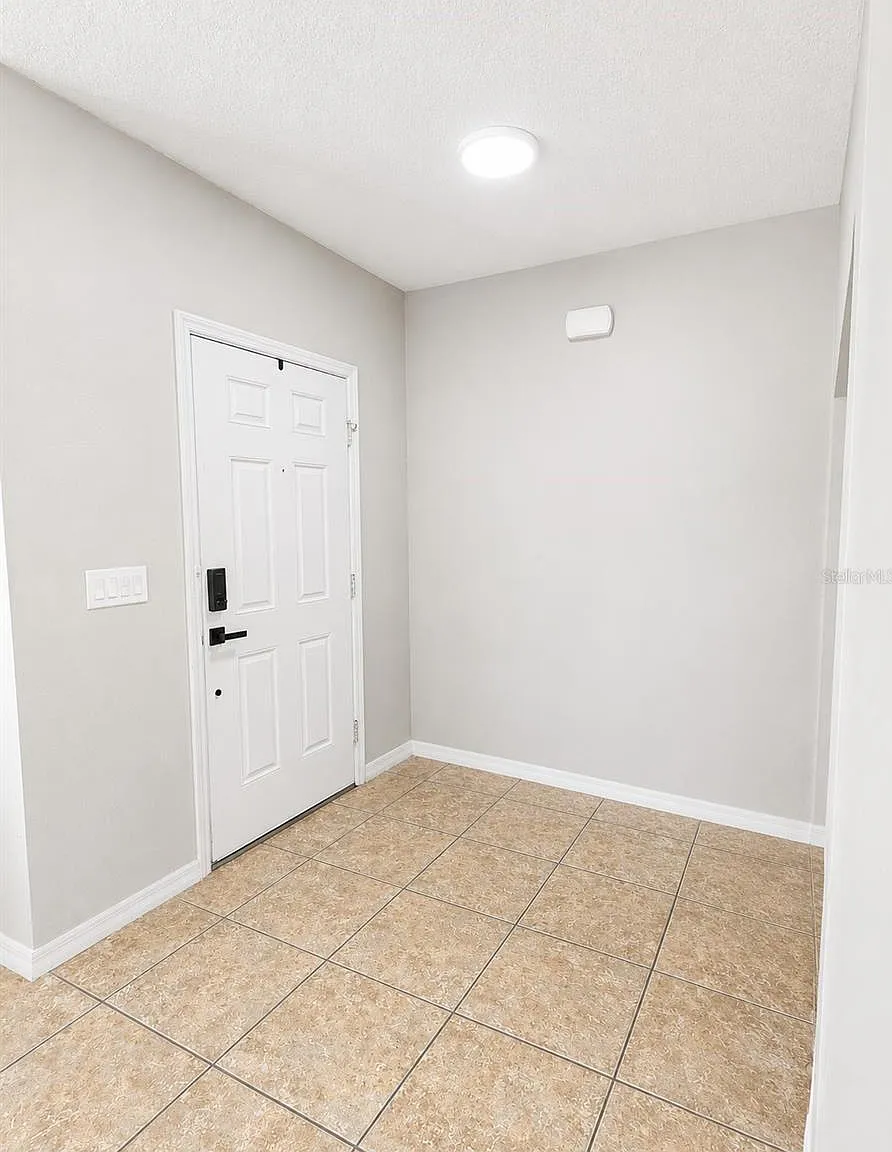 4 bed, 2.0 bath, 1956 sqft, $3,100 — Photo 4