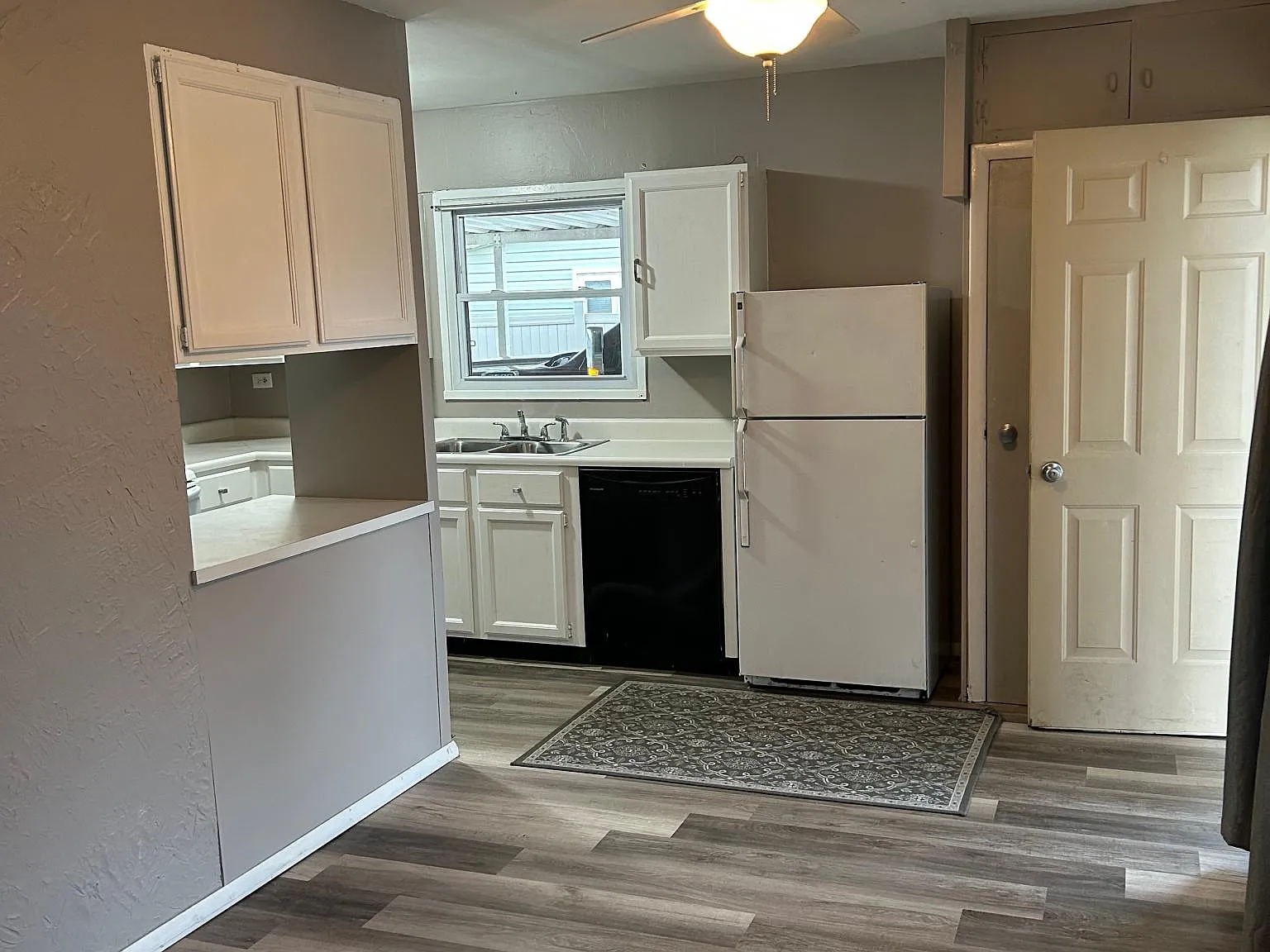 3 bed, 1100 sqft, $1,100 — Photo 3