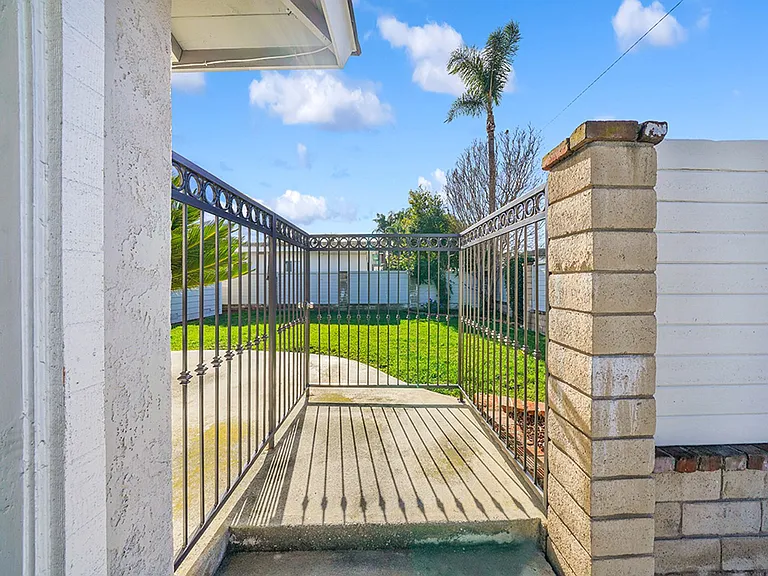 2476 Elden Ave — Photo 18