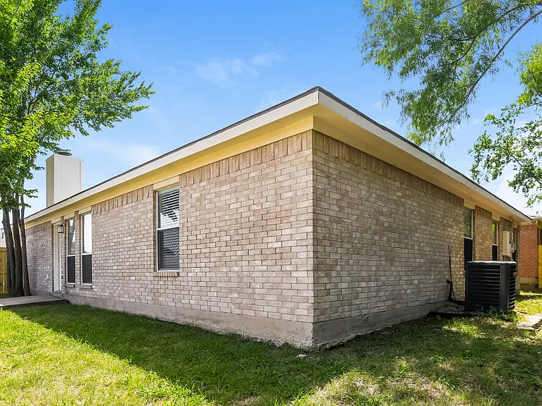 415 Faircrest Dr — Photo 16