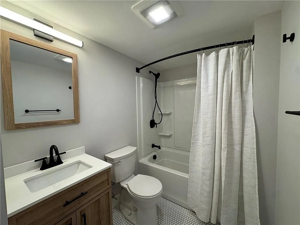 3 bed, 1.0 bath, 1167 sqft, $2,300 — Photo 1