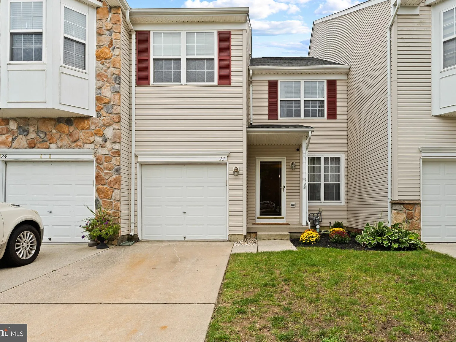 3 bed, 2.5 bath, 1776 sqft, $3,000 — Photo 1