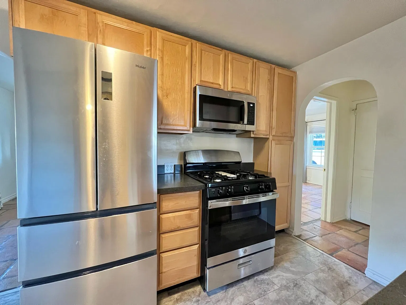 802 E Hedrick Dr — Photo 3