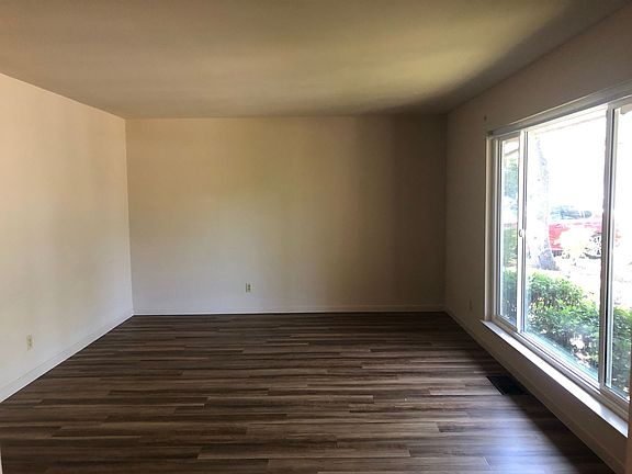 5th image of 1010 Emerald Hills Ct
