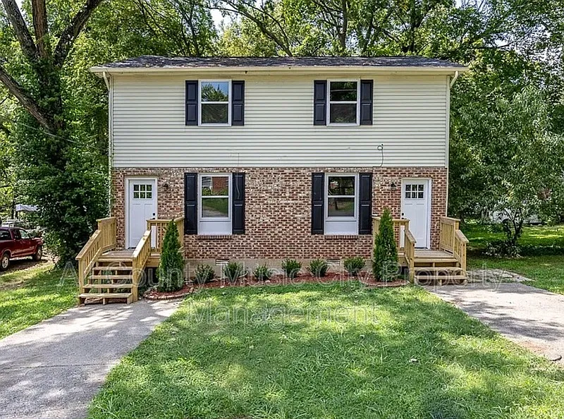2 bed, 1.5 bath, 960 sqft, $1,800 — Photo 2