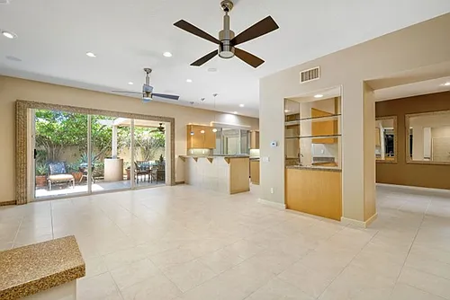 240 W Kavenish Dr Photo 1