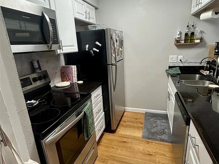 2207 Leon St #209 — Photo 4