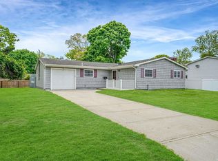 22 Huxley Ln, Ronkonkoma, NY 11779