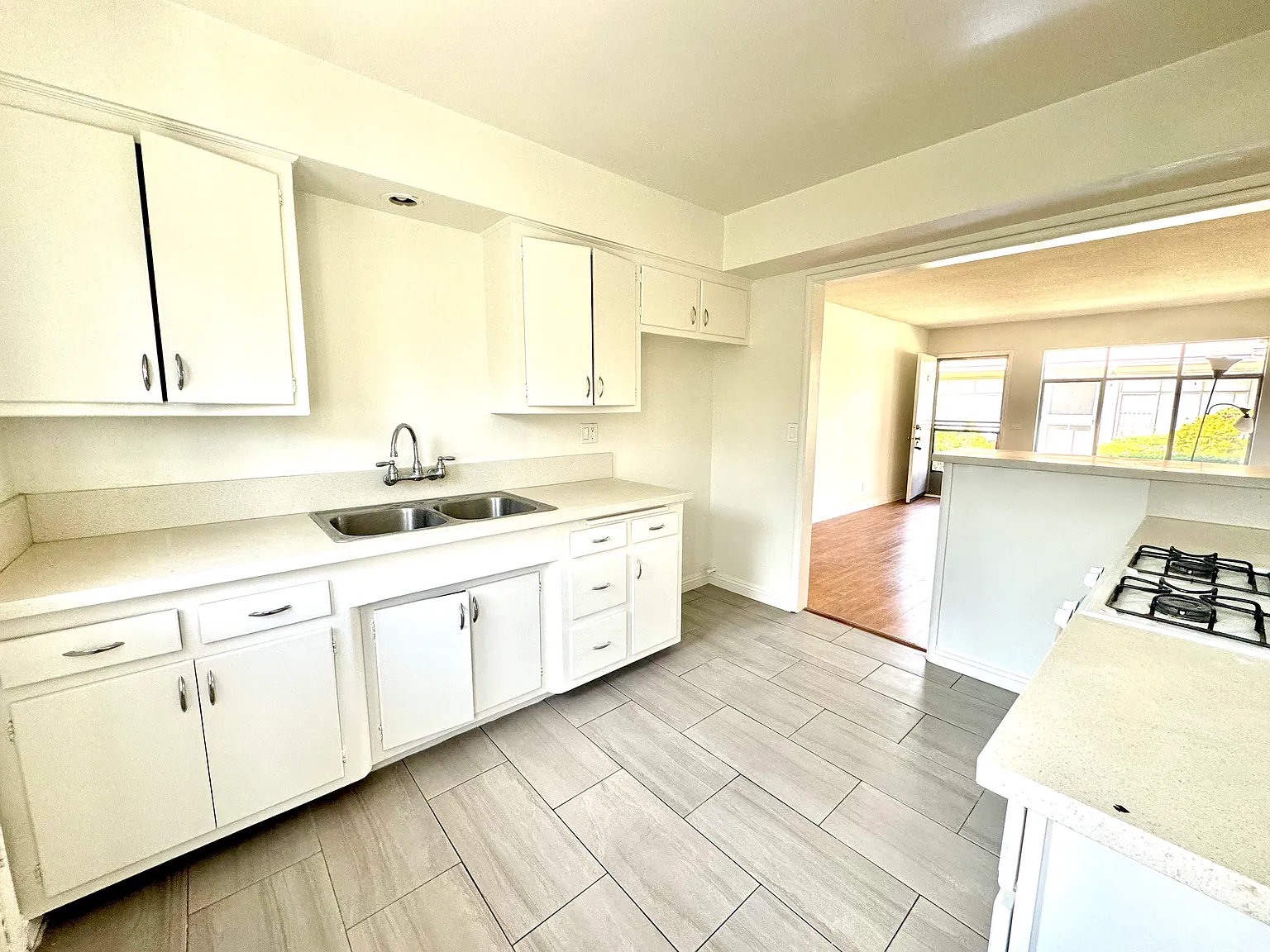 2 bed, 700 sqft, $2,060 — Photo 3