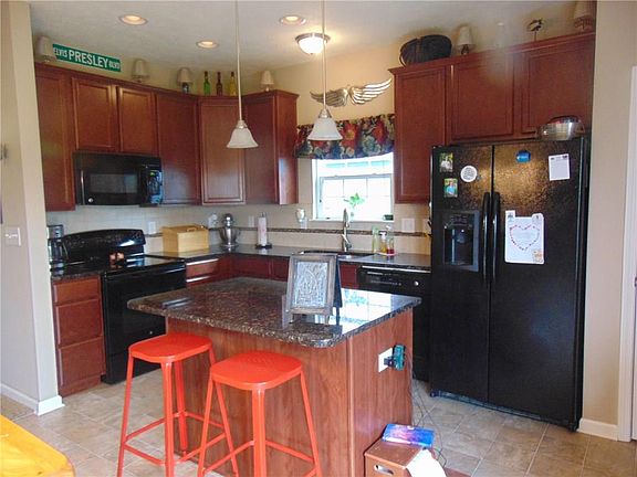 3rd image of 306 Shadetree Ln