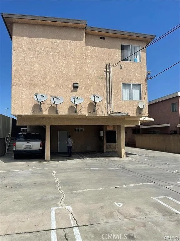 2 bed, 6077 sqft, $1,995 — Photo 3