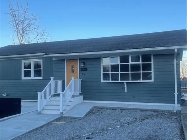 24 Lecia Dr, Providence, RI 02909