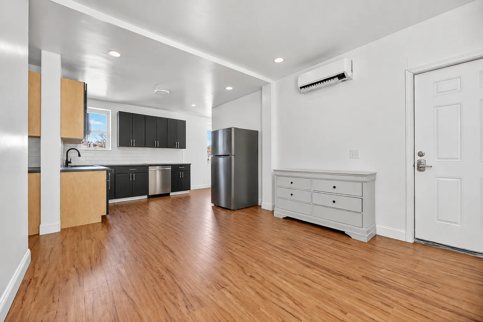 3 bed, 1072 sqft, $2,100 — Photo 1