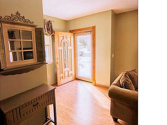 4th image of 68 Dakin St