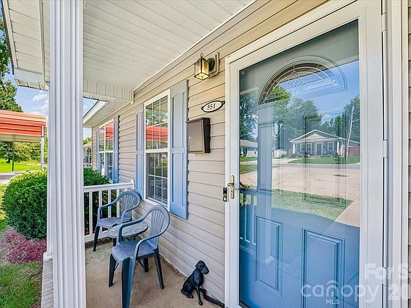 5th image of 551 Porter St