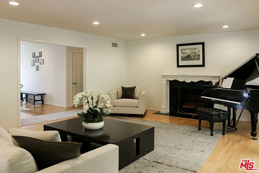 3 bed, 3.0 bath, 2971 sqft, $14,000 — Photo 2