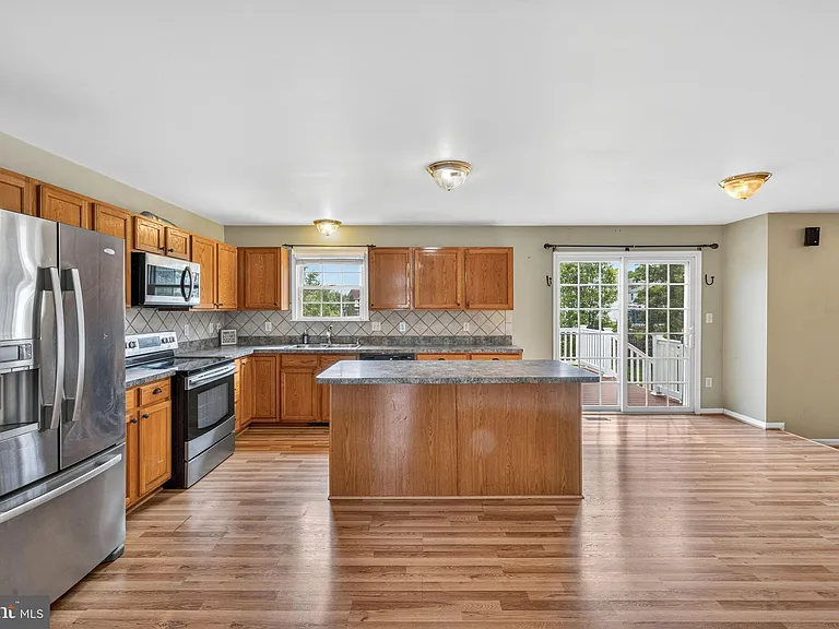 33 Wild Rose Dr — Photo 2