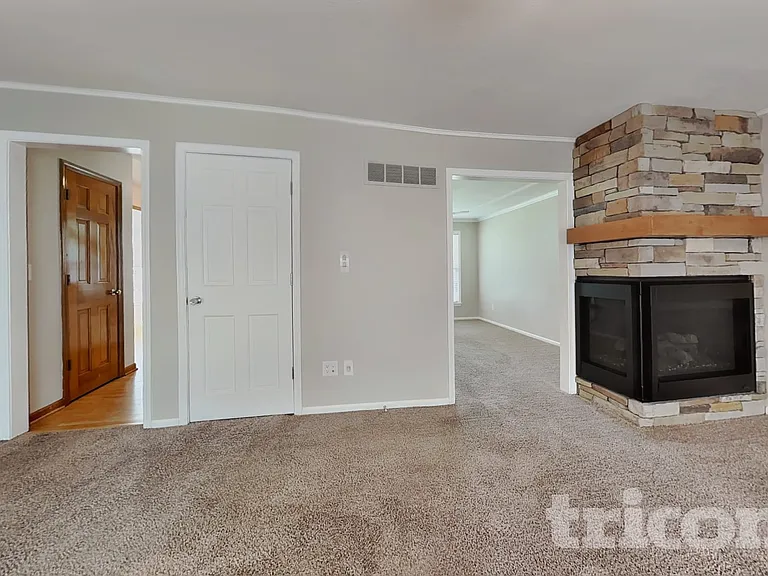 14661 W 142nd Ct — Photo 2