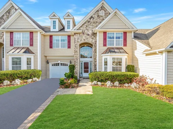 27 Durham Lane #27, Bayport, NY 11705