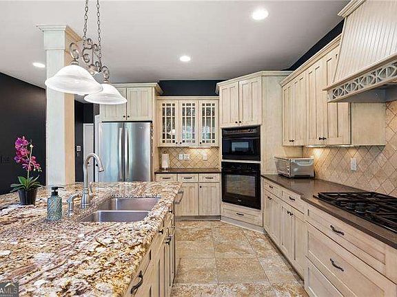 4th image of 404 Billings Farm Dr